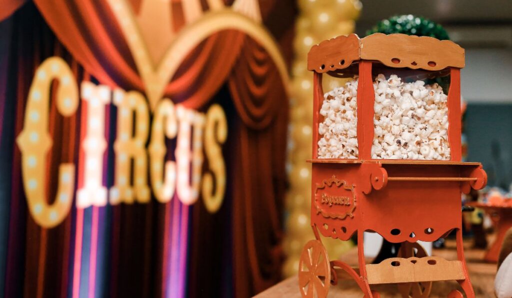 サーカステントとポップコーン