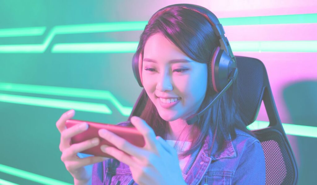 ゲームをする女性