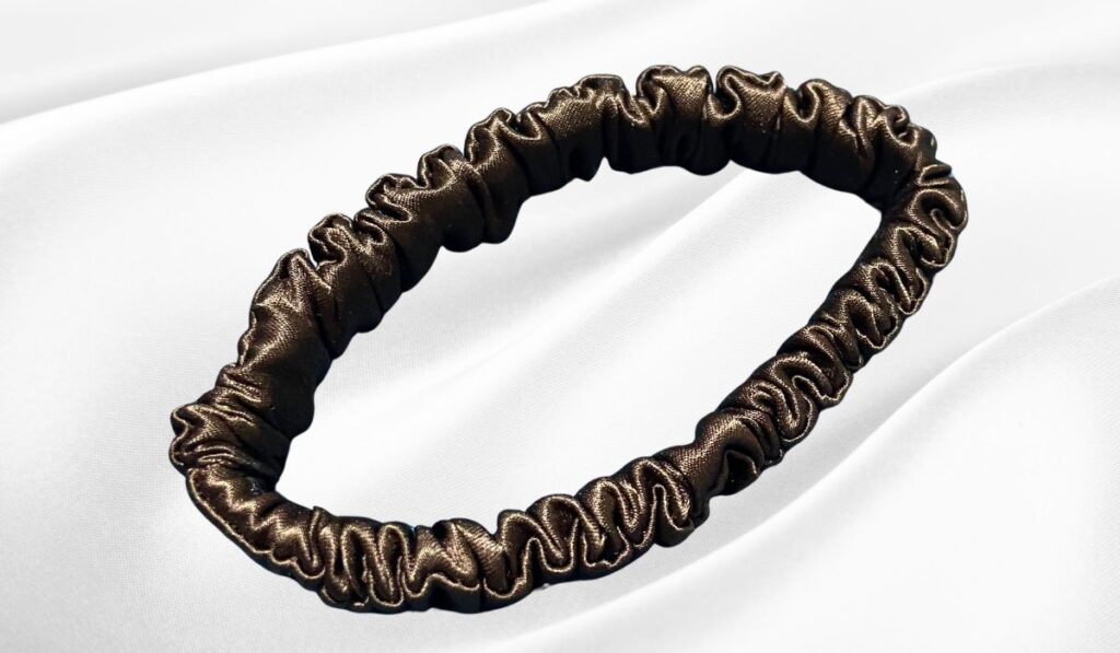 シルクの上に置かれたシルクのヘアゴム